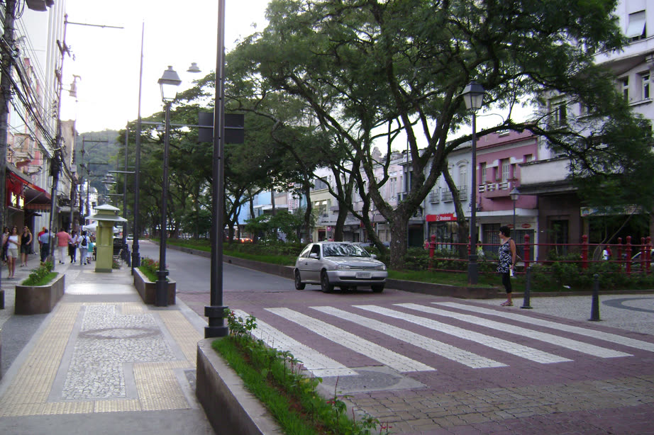 Pedestres, automóvel e faixa de travessia na Rua do Imperador, no Centro de Petrópolis.