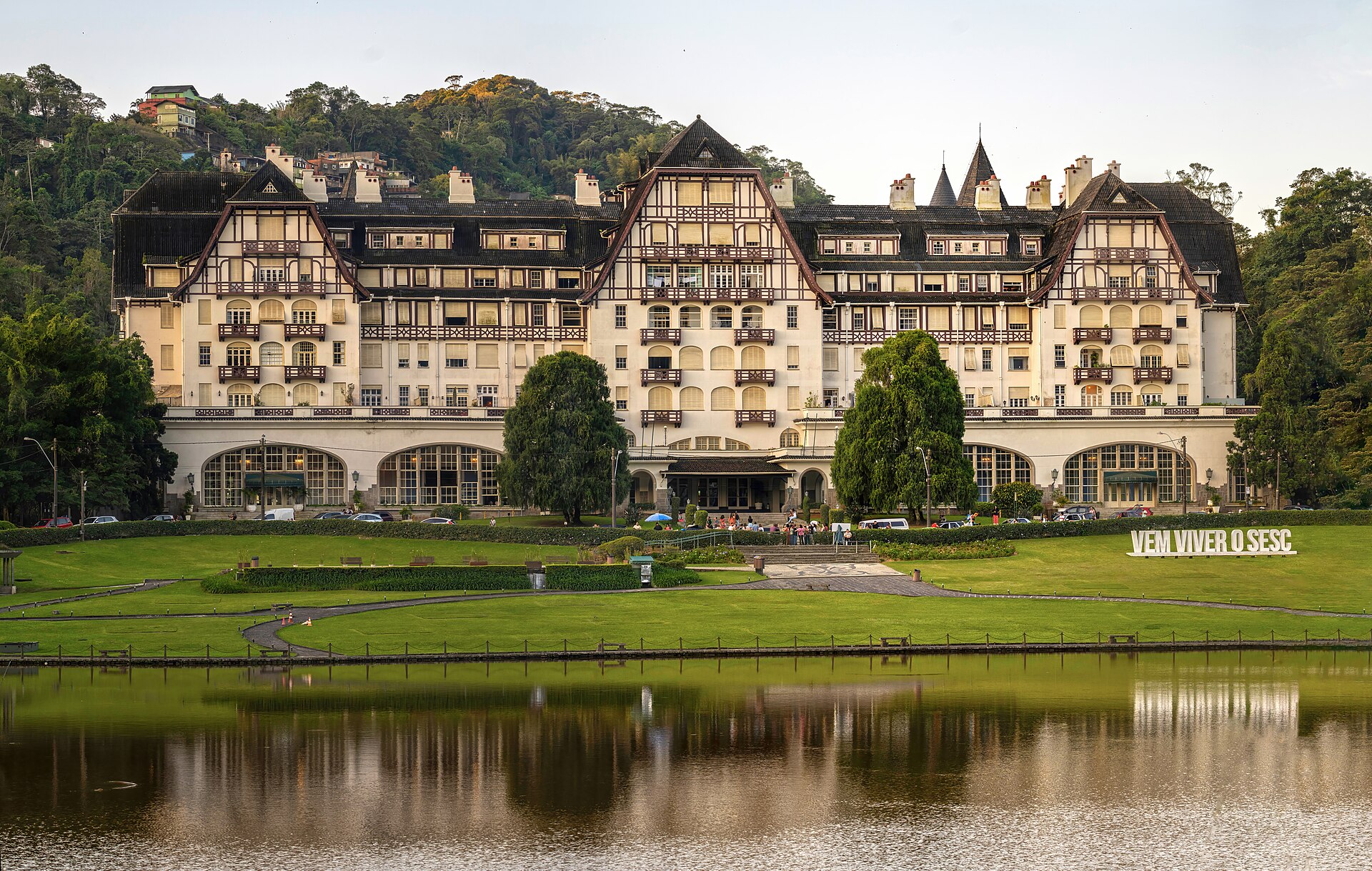 Palácio Quitandinha e seu lago em Petrópolis, fotografados em um dia claro.
