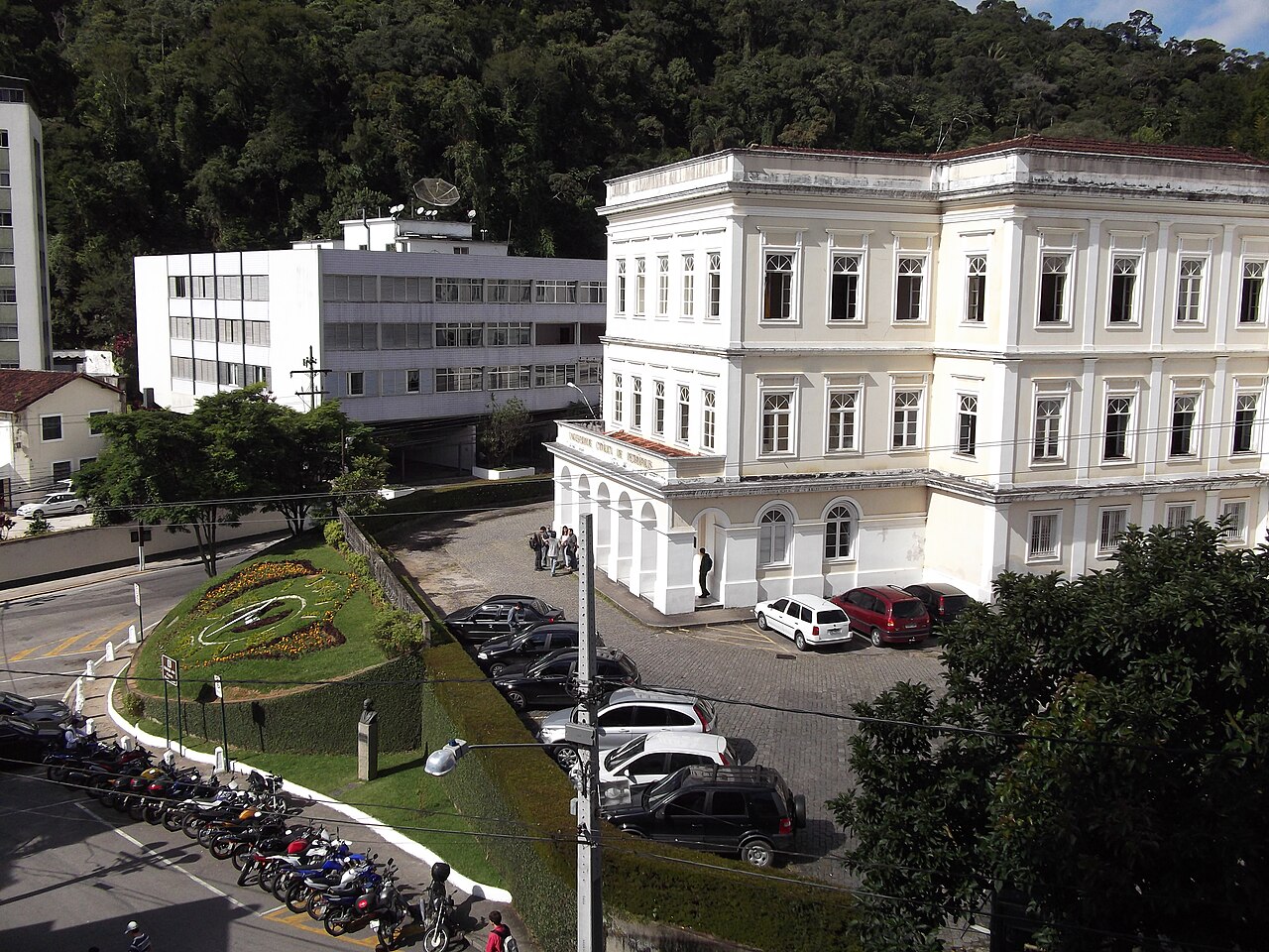 Relógio das Flores e prédio da Universidade Católica de Petrópolis vistos de cima.