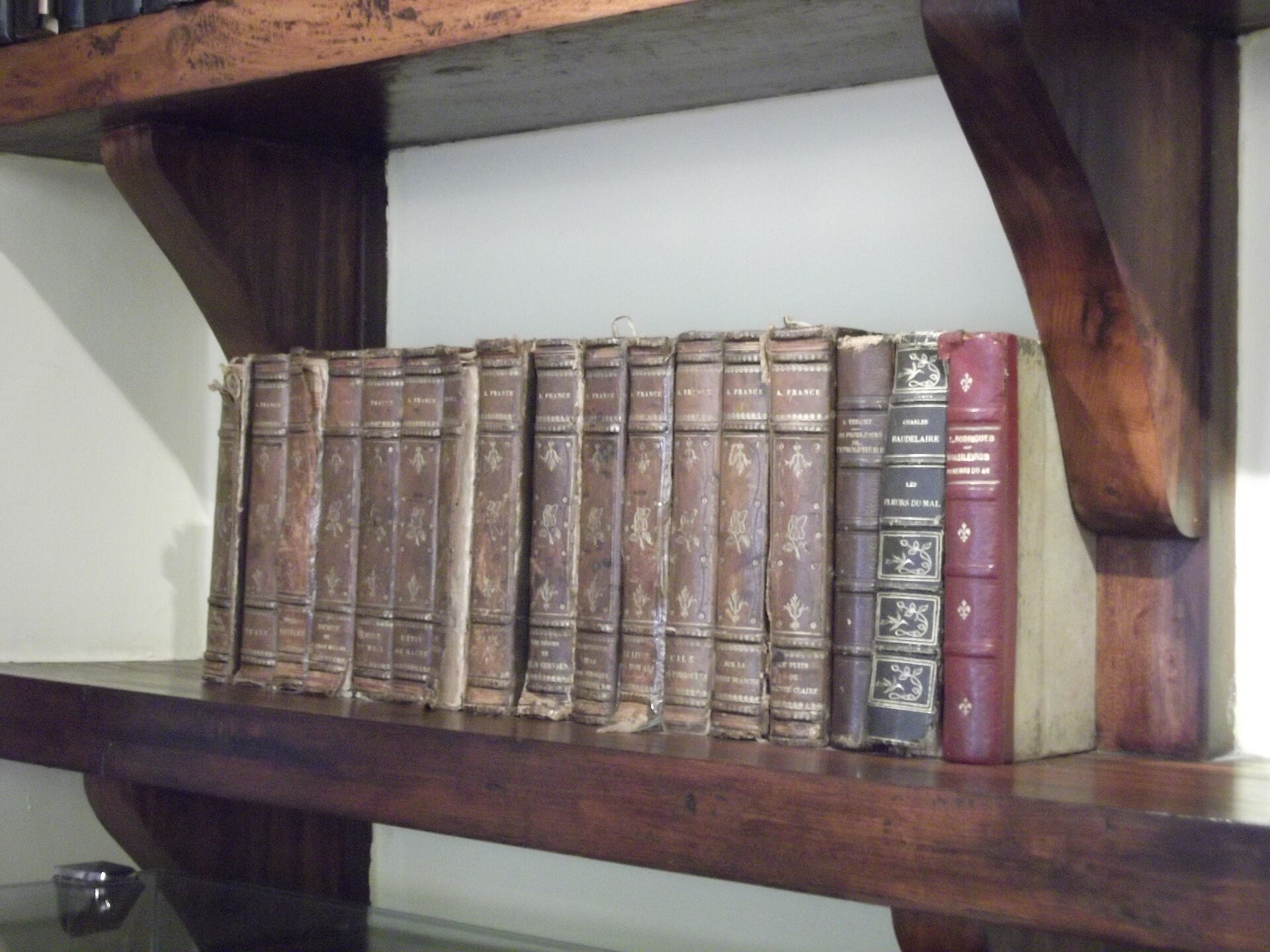 Estante de madeira com livros históricos na Casa de Santos Dumont, em Petrópolis.