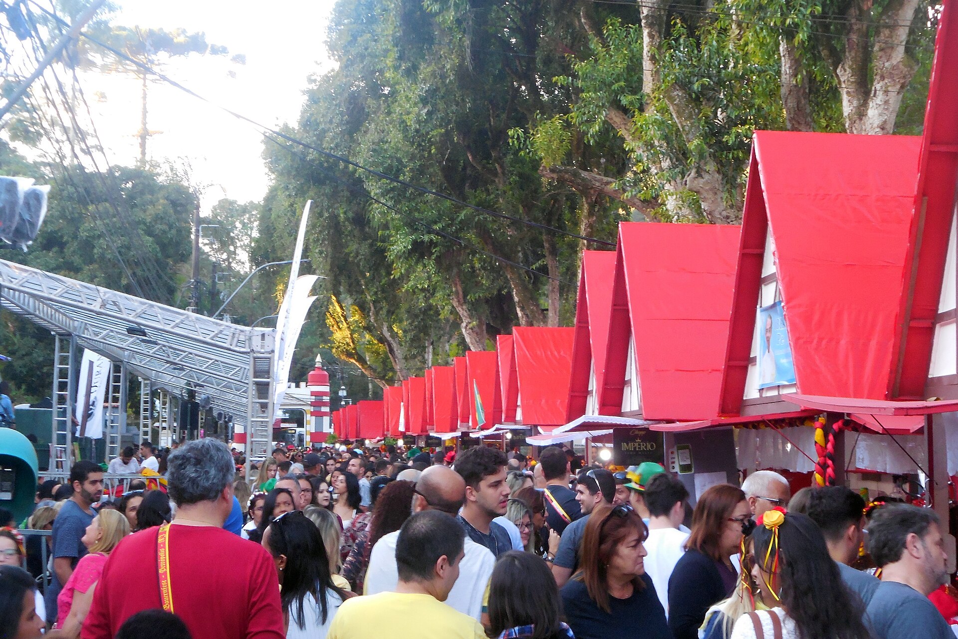 Público circulando entre barracas e atrações da Bauernfest, em Petrópolis.