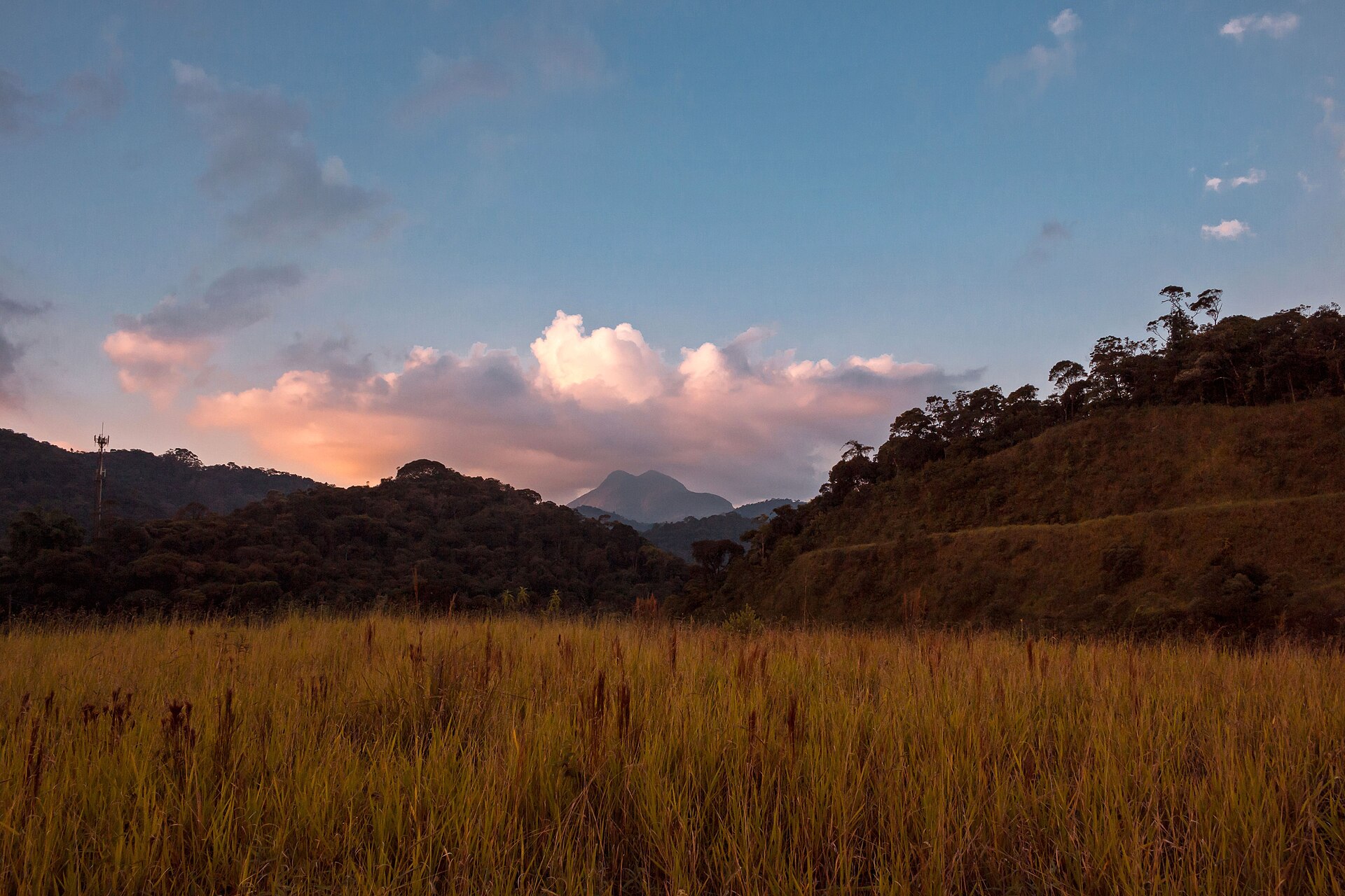 Paisagem de montanhas e vegetação fotografada no Bingen, em Petrópolis, ao entardecer.