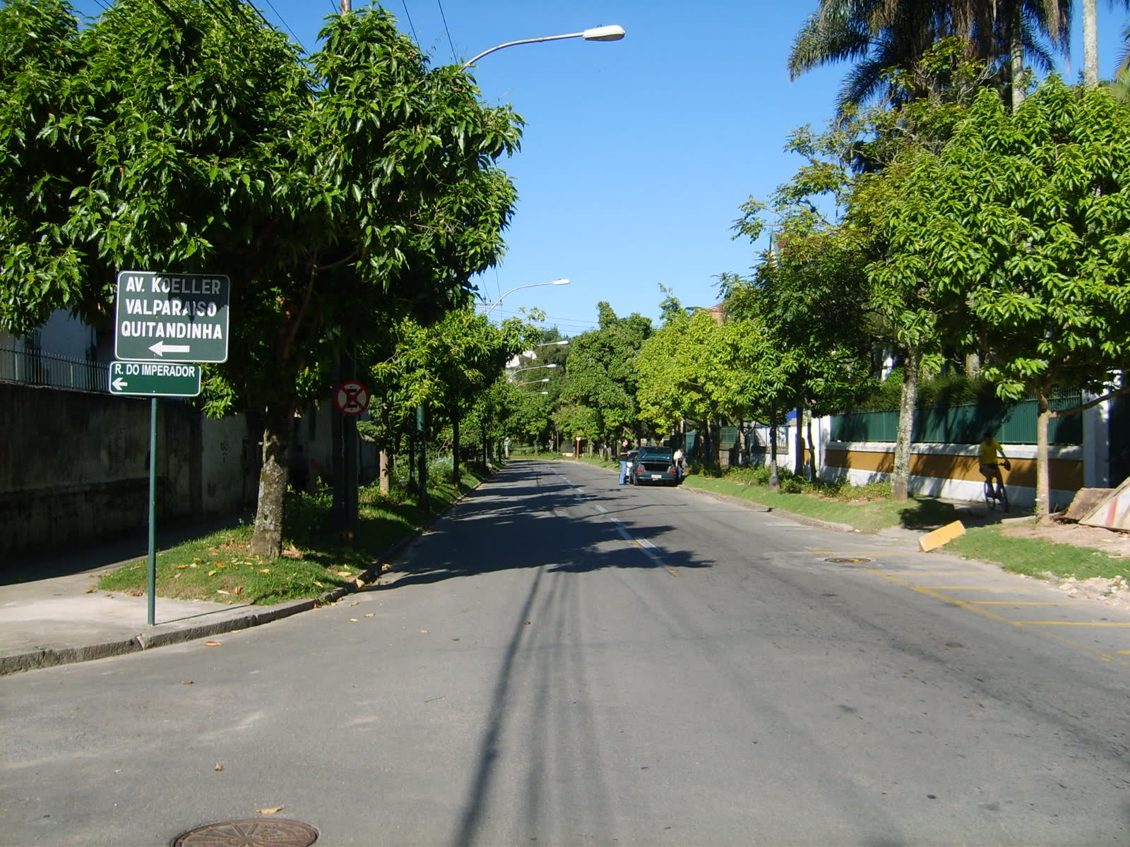 Rua Ipiranga, em Petrópolis, com placas indicando Avenida Koeler, Valparaíso, Quitandinha e Rua do Imperador.