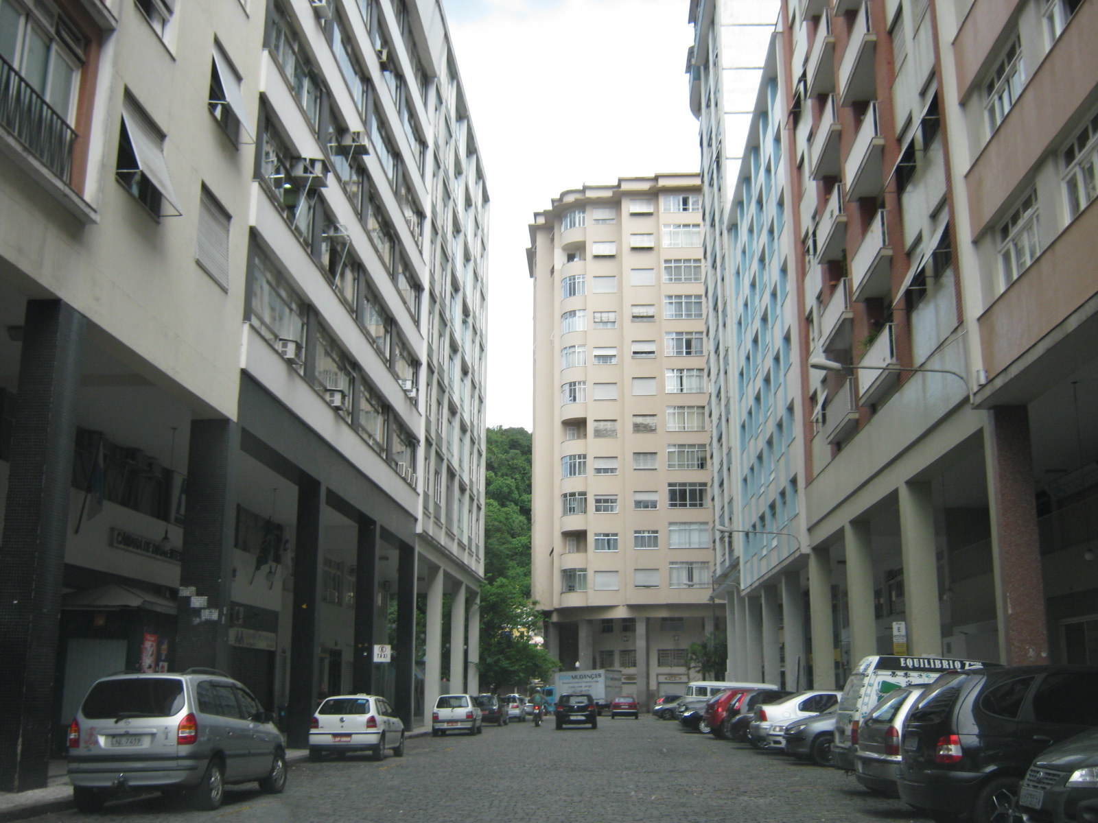 Rua Irmãos D'Ângelo, no Centro de Petrópolis, com fachadas comerciais e edifícios.