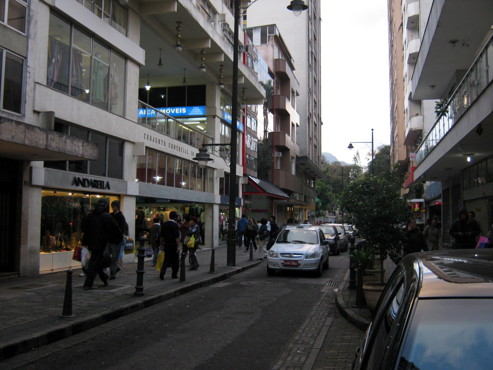Pedestres e vitrines do comércio na Rua 16 de Março, no Centro de Petrópolis.