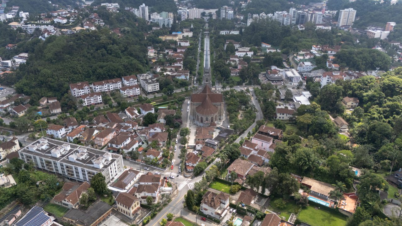 Vista aérea do Centro Histórico de Petrópolis, com a Catedral São Pedro de Alcântara e a Avenida Koeler.