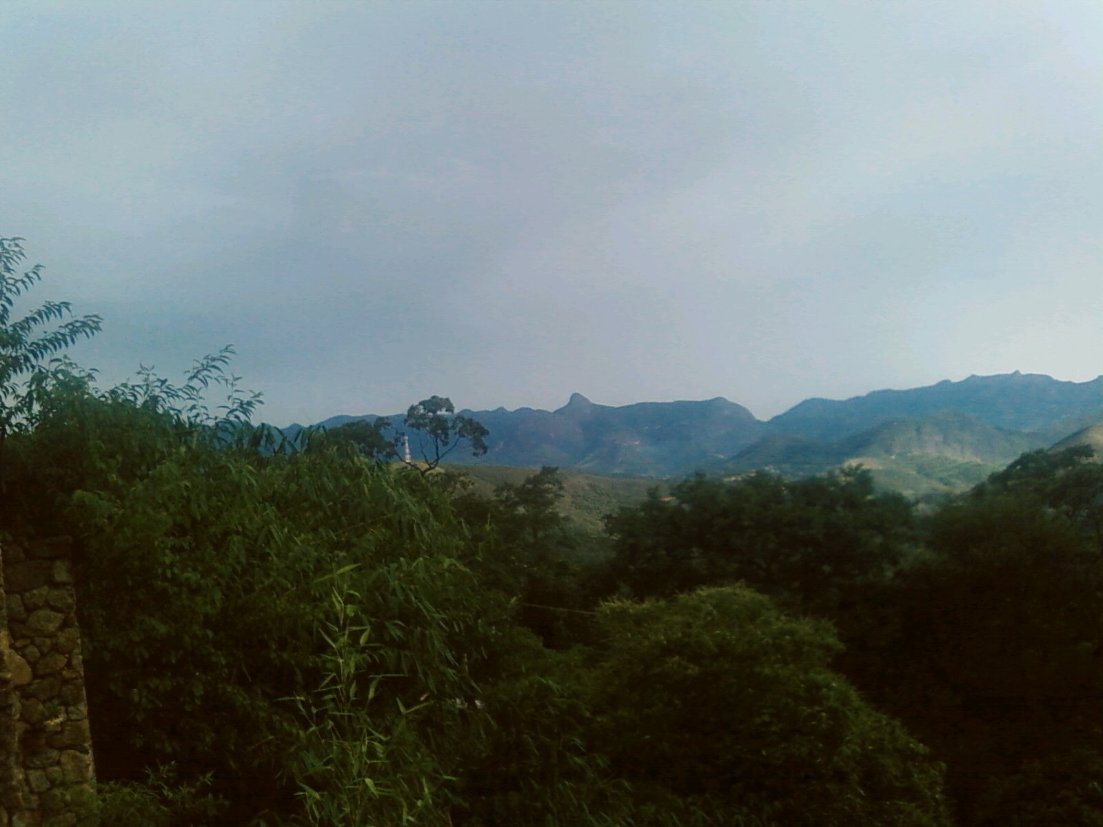 Vista de montanhas e vegetação a partir de uma pousada em Petrópolis.