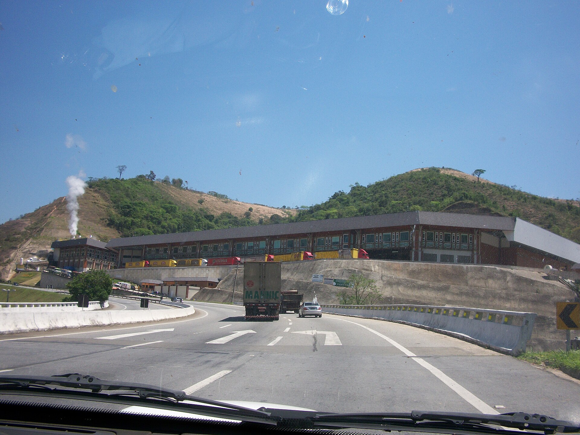 Instalação industrial ao lado de uma rodovia em Pedro do Rio, distrito de Petrópolis.